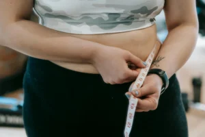 Measuring waistline with a tape measure